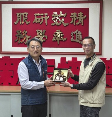 115年1月27日校長慰勉教務處同仁並致贈紫南宮馬年吉祥紀念品圖片