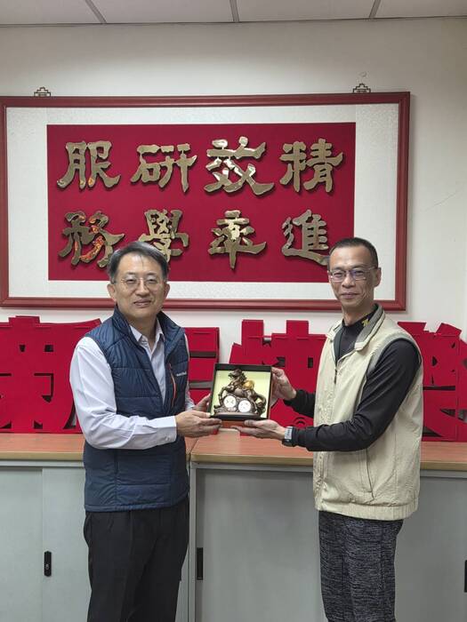 115年1月27日校長慰勉教務處同仁並致贈紫南宮馬年吉祥紀念品圖片